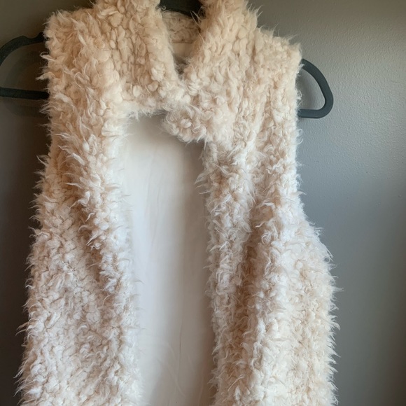 Fuzzy Vest Jacket 🌹 - Picture 2 of 4